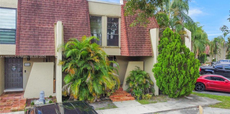 Townhouse in Pembroke Pines, Florida 3 bedrooms, 136.75 sq.m. № 1360273