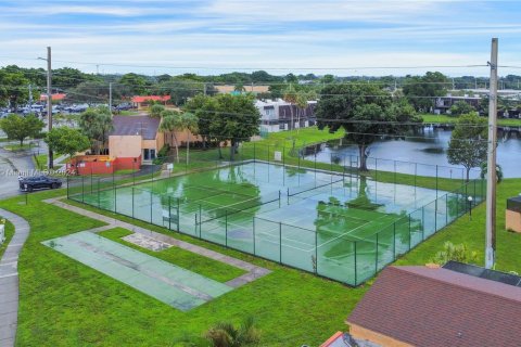 Townhouse in Pembroke Pines, Florida 3 bedrooms, 136.75 sq.m. № 1360273 - photo 22