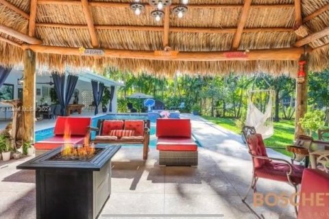 Villa ou maison à vendre à Biscayne Park, Floride: 5 chambres, 275.92 m2 № 1223860 - photo 27