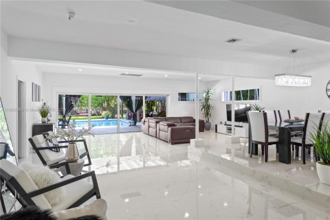 House in Biscayne Park, Florida 5 bedrooms, 275.92 sq.m. № 1223860 - photo 10