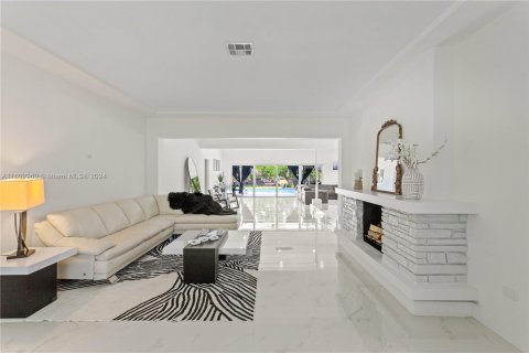 House in Biscayne Park, Florida 5 bedrooms, 275.92 sq.m. № 1223860 - photo 3