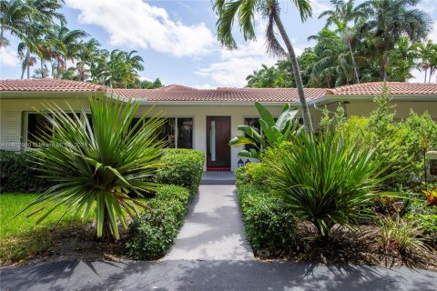 Villa ou maison à vendre à Biscayne Park, Floride: 5 chambres, 275.92 m2 № 1223860 - photo 2