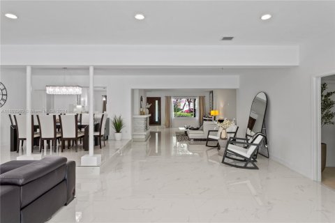 Villa ou maison à vendre à Biscayne Park, Floride: 5 chambres, 275.92 m2 № 1223860 - photo 11