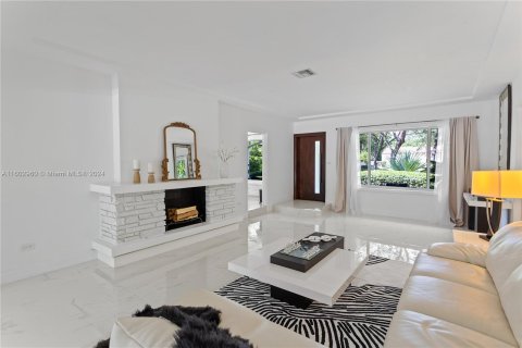 Villa ou maison à vendre à Biscayne Park, Floride: 5 chambres, 275.92 m2 № 1223860 - photo 4