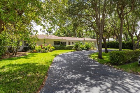 House in Biscayne Park, Florida 5 bedrooms, 275.92 sq.m. № 1223860 - photo 1