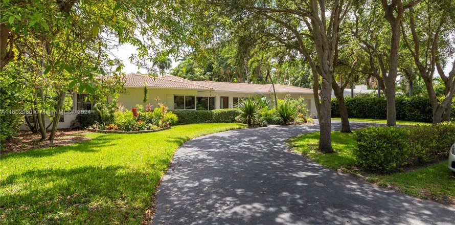 Casa en Biscayne Park, Florida 5 dormitorios, 275.92 m2 № 1223860
