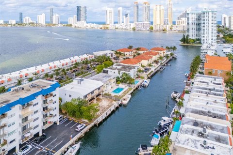 Touwnhouse à vendre à North Miami Beach, Floride: 9 chambres, 682.83 m2 № 1021809 - photo 2
