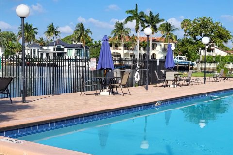 Condominio en venta en Hallandale Beach, Florida, 2 dormitorios, 85.84 m2 № 1042788 - foto 3