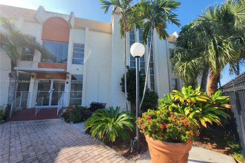 Condominio en venta en Hallandale Beach, Florida, 2 dormitorios, 85.84 m2 № 1042788 - foto 2