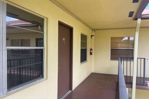 Condo in Pembroke Pines, Florida, 2 bedrooms  № 1078860 - photo 2