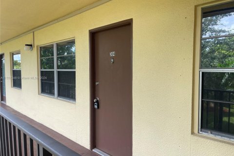 Condo in Pembroke Pines, Florida, 2 bedrooms  № 1078860 - photo 3