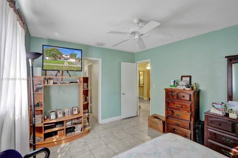 House in Lauderdale Lakes, Florida 5 bedrooms, 210.8 sq.m. № 1078766 - photo 21