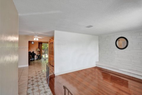 House in Lauderdale Lakes, Florida 5 bedrooms, 210.8 sq.m. № 1078766 - photo 4