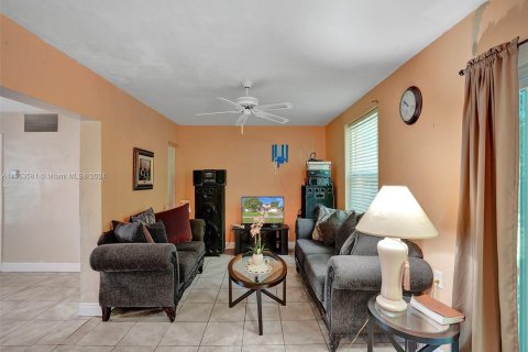 House in Lauderdale Lakes, Florida 5 bedrooms, 210.8 sq.m. № 1078766 - photo 6