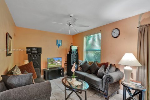 House in Lauderdale Lakes, Florida 5 bedrooms, 210.8 sq.m. № 1078766 - photo 7