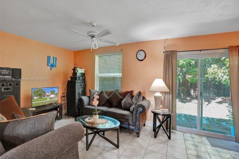 House in Lauderdale Lakes, Florida 5 bedrooms, 210.8 sq.m. № 1078766 - photo 8