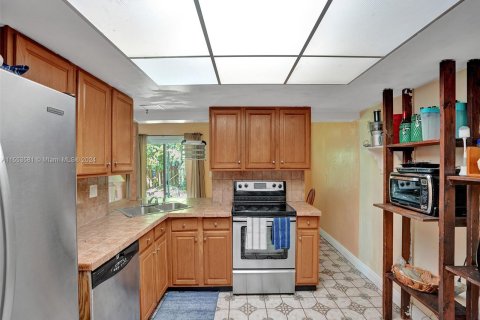House in Lauderdale Lakes, Florida 5 bedrooms, 210.8 sq.m. № 1078766 - photo 11