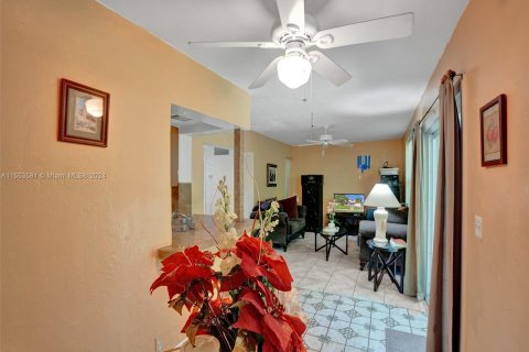 House in Lauderdale Lakes, Florida 5 bedrooms, 210.8 sq.m. № 1078766 - photo 26