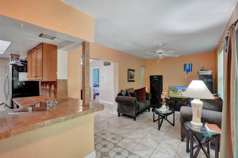 House in Lauderdale Lakes, Florida 5 bedrooms, 210.8 sq.m. № 1078766 - photo 25