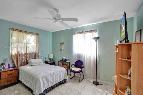 House in Lauderdale Lakes, Florida 5 bedrooms, 210.8 sq.m. № 1078766 - photo 23