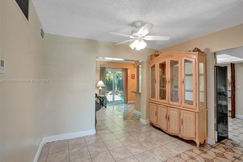 House in Lauderdale Lakes, Florida 5 bedrooms, 210.8 sq.m. № 1078766 - photo 24