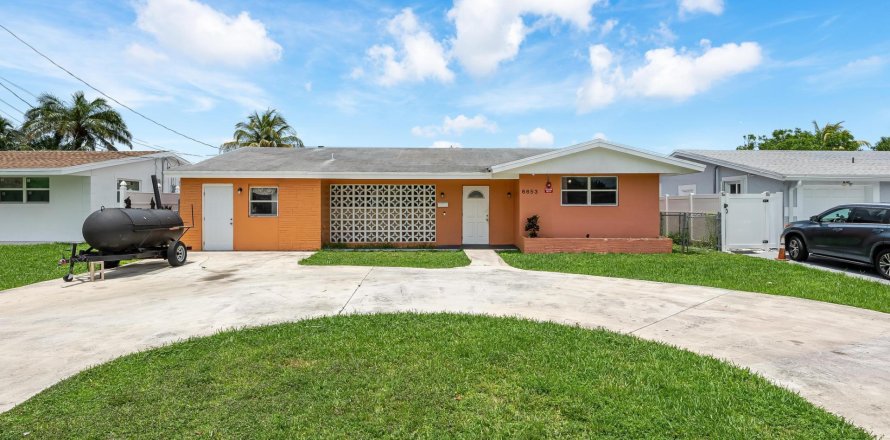 House in Miramar, Florida 3 bedrooms, 215.63 sq.m. № 1059144