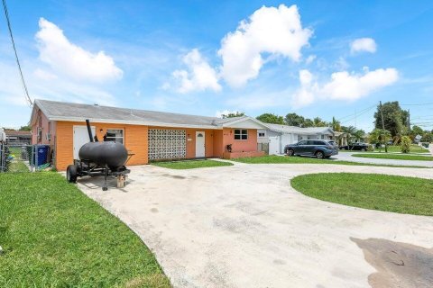 House in Miramar, Florida 3 bedrooms, 215.63 sq.m. № 1059144 - photo 29