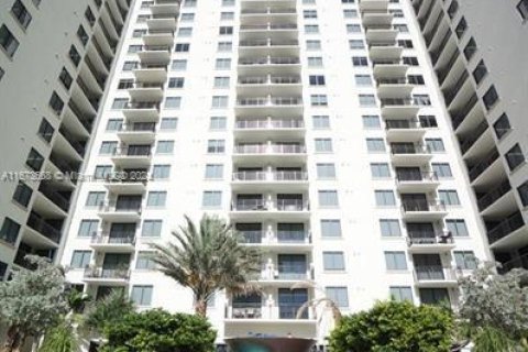 Condominio en alquiler en Miami, Florida, 1 dormitorio, 62.62 m2 № 1396846 - foto 23