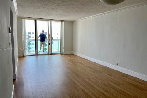 Condominio en alquiler en Hollywood, Florida, 1 dormitorio, 84.17 m2 № 1396835 - foto 2