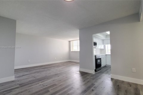 Condo in Miami, Florida, 2 bedrooms  № 1384101 - photo 7