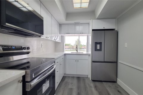 Condo in Miami, Florida, 2 bedrooms  № 1384101 - photo 1