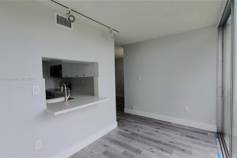 Condo in Miami, Florida, 2 bedrooms  № 1384101 - photo 10