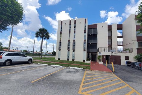 Condo in Miami, Florida, 2 bedrooms  № 1384101 - photo 2