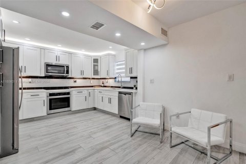 Adosado en venta en Miami, Florida, 3 dormitorios, 124.49 m2 № 1360485 - foto 9