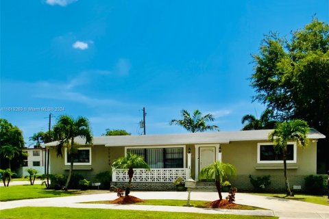 House in Miami, Florida 3 bedrooms, 170.75 sq.m. № 1240996 - photo 1