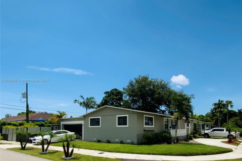 House in Miami, Florida 3 bedrooms, 170.75 sq.m. № 1240996 - photo 3