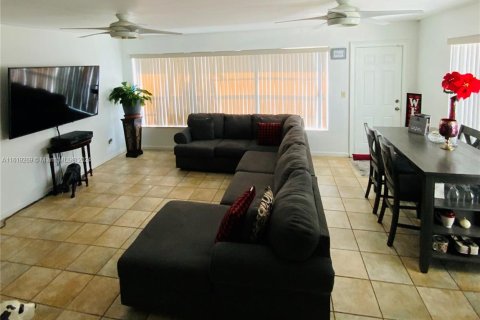 House in Miami, Florida 3 bedrooms, 170.75 sq.m. № 1240996 - photo 8