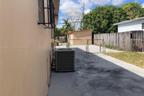 Casa en venta en Hialeah, Florida, 4 dormitorios, 236.16 m2 № 1405864 - foto 4