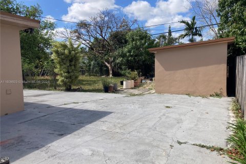 Casa en venta en Hialeah, Florida, 4 dormitorios, 236.16 m2 № 1405864 - foto 5