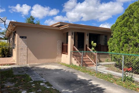 House in Hialeah, Florida 4 bedrooms, 236.16 sq.m. № 1405864 - photo 1