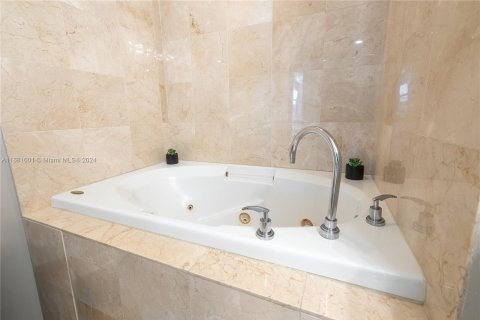 Condo in Fort Lauderdale, Florida, 2 bedrooms  № 1413735 - photo 12