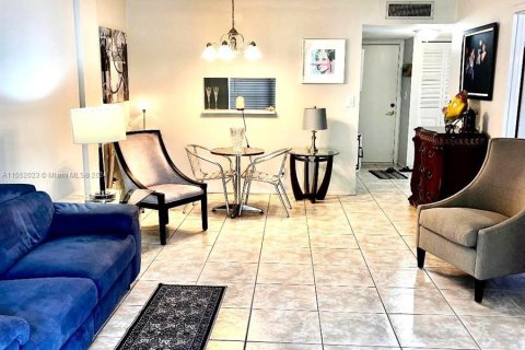 Condo in Lauderdale Lakes, Florida, 1 bedroom  № 1073057 - photo 2