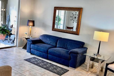 Condo in Lauderdale Lakes, Florida, 1 bedroom  № 1073057 - photo 5