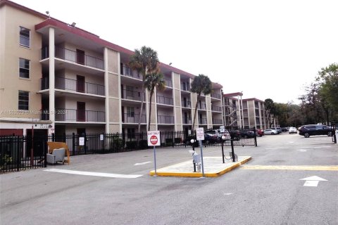 Condo in Lauderdale Lakes, Florida, 1 bedroom  № 1073057 - photo 23