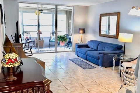 Condo in Lauderdale Lakes, Florida, 1 bedroom  № 1073057 - photo 1