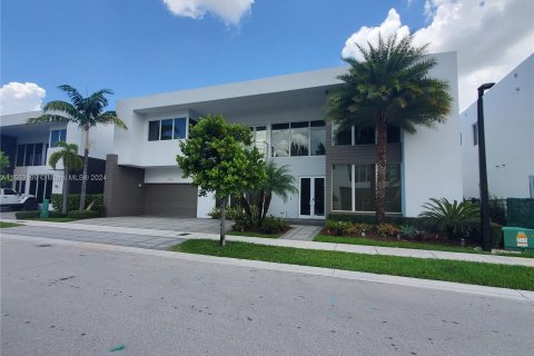 House in Doral, Florida 5 bedrooms, 429.95 sq.m. № 1073059 - photo 2