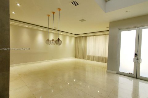 House in Doral, Florida 5 bedrooms, 429.95 sq.m. № 1073059 - photo 3