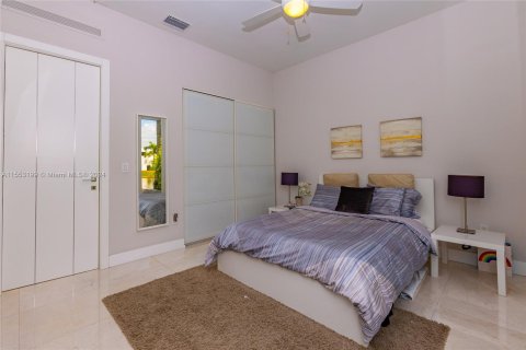 Casa en venta en Doral, Florida, 5 dormitorios, 429.95 m2 № 1073059 - foto 30
