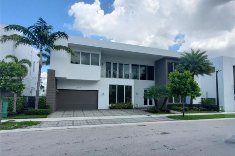 House in Doral, Florida 5 bedrooms, 429.95 sq.m. № 1073059 - photo 1