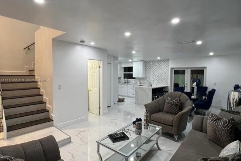 House in Miami, Florida 4 bedrooms, 190.64 sq.m. № 1242049 - photo 8